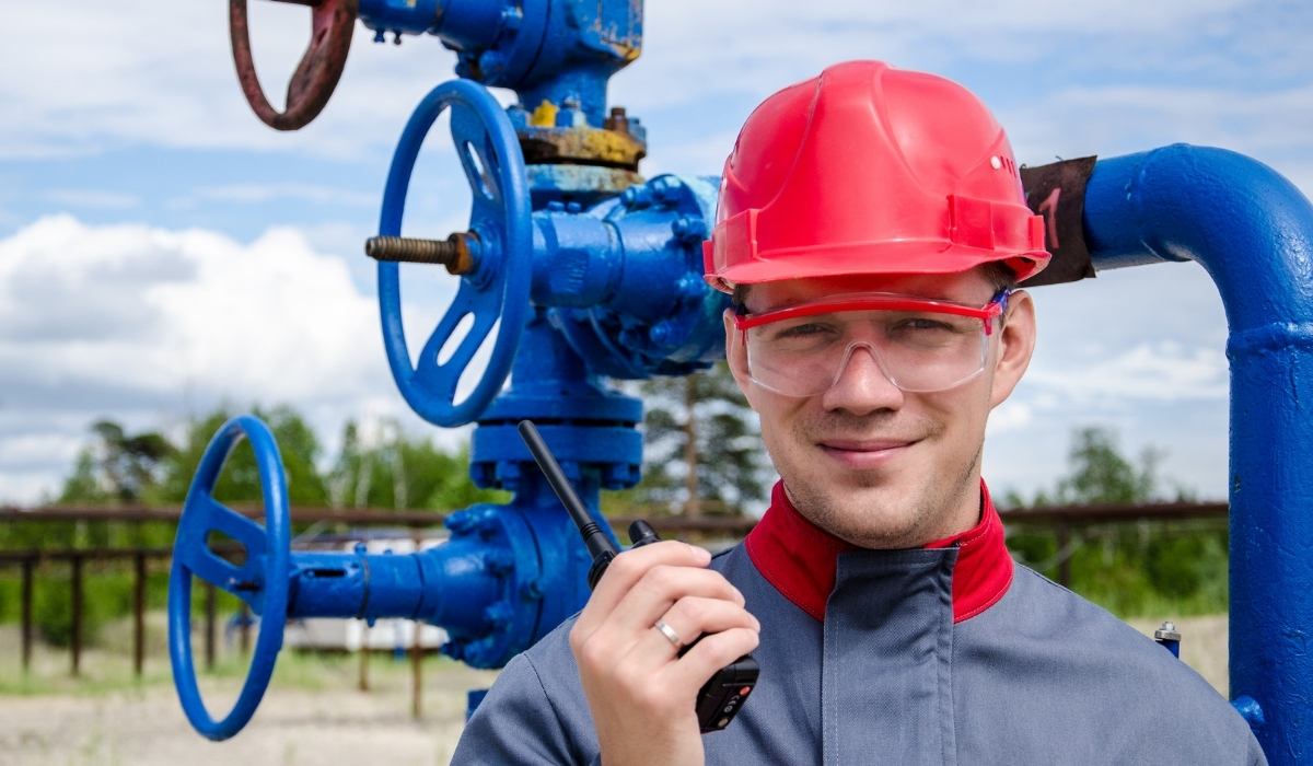 worker using helmet to protect his head