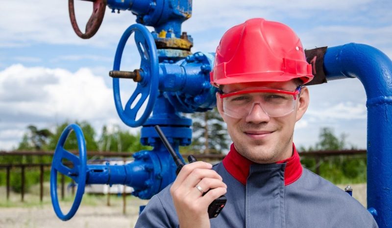 worker using helmet to protect his head